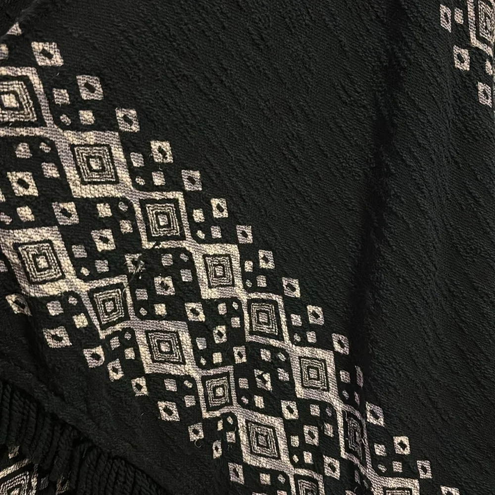 MOSSIMO BLACK AND CREME WRAP SIZE SMALL/MEDIUM…PM…OVERSIZED WITH FRINGE ON HEM